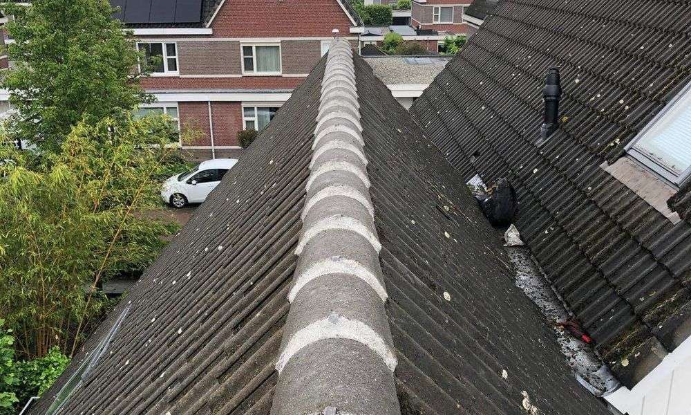 Repareren van nokvorsten in Kortenhoef